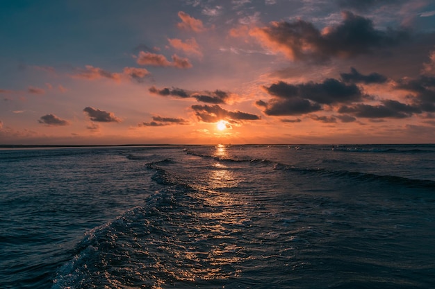 Schilderachtig uitzicht op de zee tegen een bewolkte hemel tijdens de zonsondergang