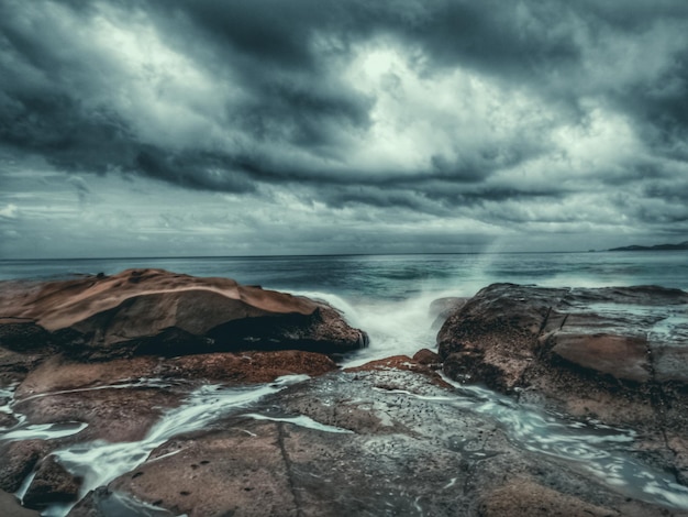 Foto schilderachtig uitzicht op de zee tegen een bewolkte hemel