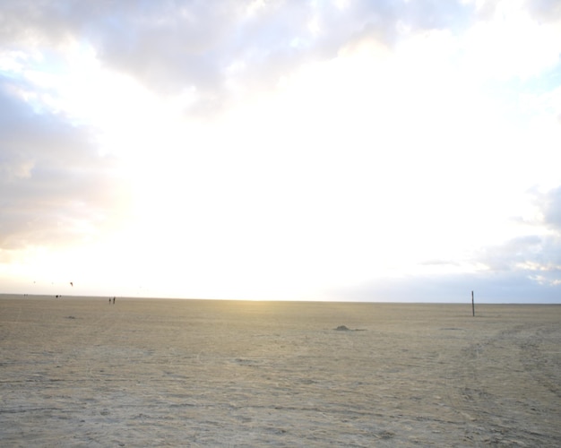 Foto schilderachtig uitzicht op de zee tegen een bewolkte hemel