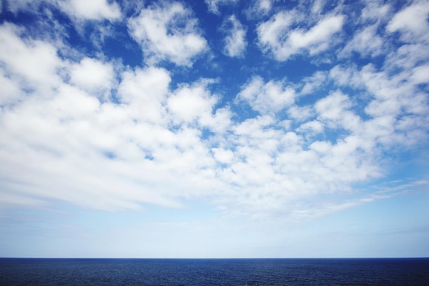 Schilderachtig uitzicht op de zee tegen een bewolkte lucht