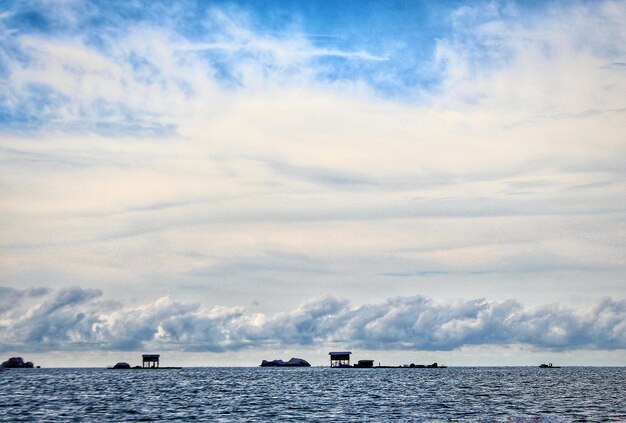 Schilderachtig uitzicht op de zee tegen een bewolkte lucht