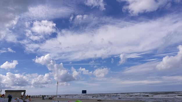 Schilderachtig uitzicht op de zee tegen een bewolkte lucht