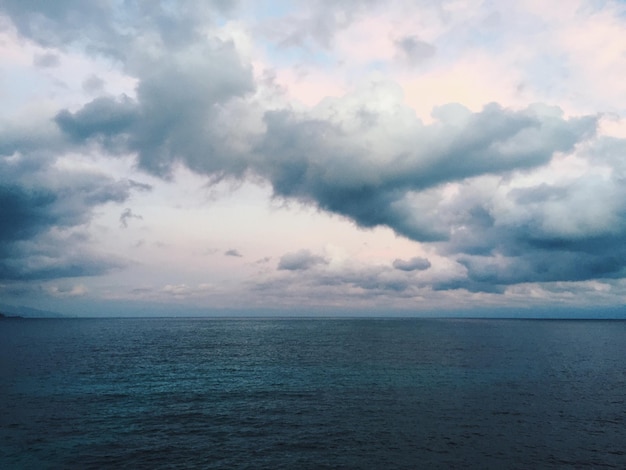 Schilderachtig uitzicht op de zee tegen een bewolkte lucht