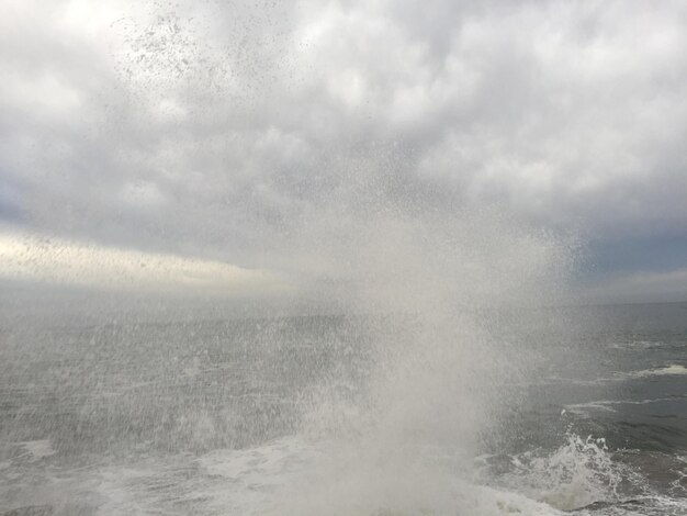 Foto schilderachtig uitzicht op de zee tegen een bewolkte lucht