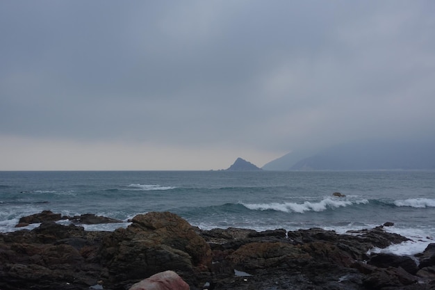 Schilderachtig uitzicht op de zee tegen een bewolkte lucht