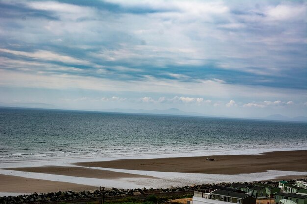 Schilderachtig uitzicht op de zee tegen een bewolkte lucht