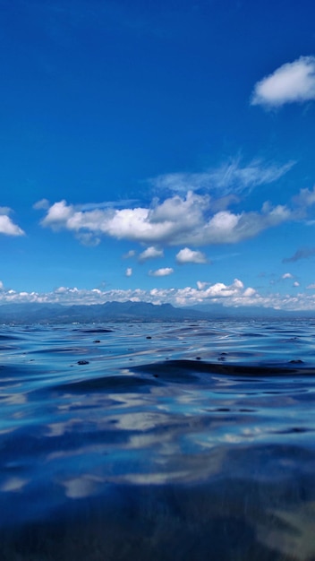 Foto schilderachtig uitzicht op de zee tegen een blauwe hemel