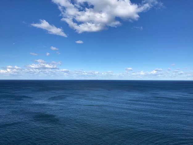 Schilderachtig uitzicht op de zee tegen een blauwe hemel