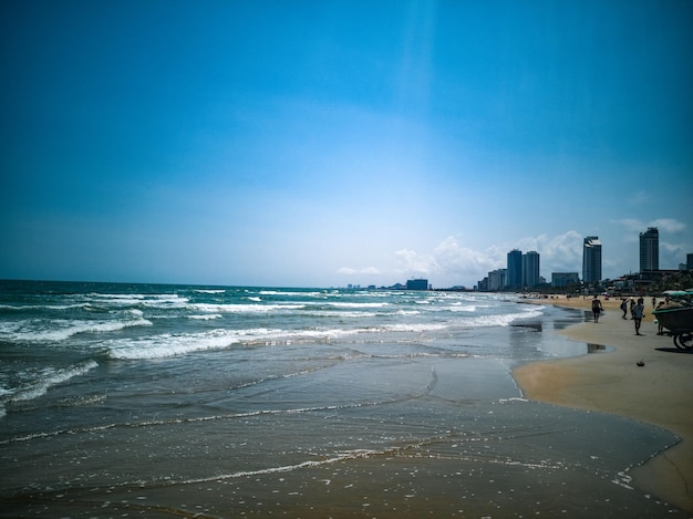 Foto schilderachtig uitzicht op de zee tegen een blauwe hemel