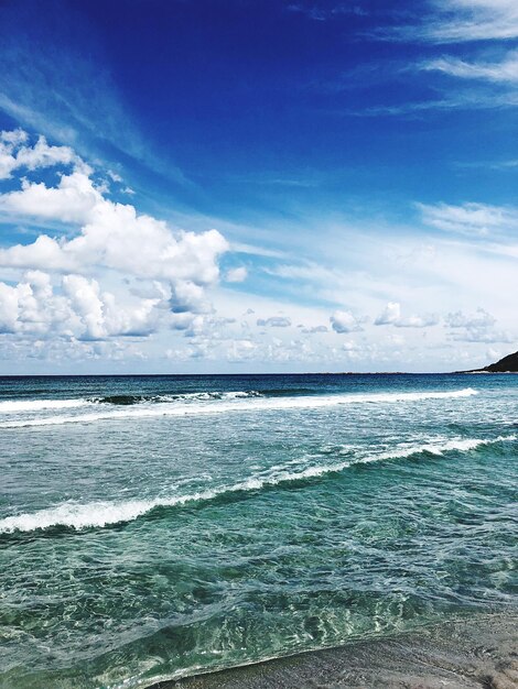 Foto schilderachtig uitzicht op de zee tegen een blauwe hemel