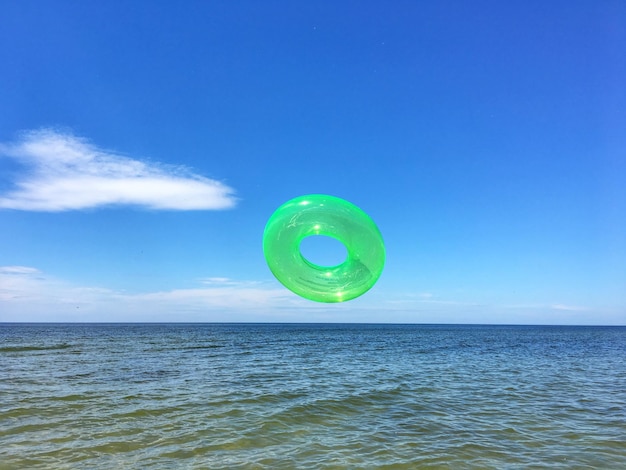 Foto schilderachtig uitzicht op de zee tegen een blauwe hemel