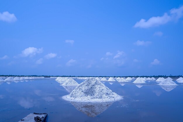 Schilderachtig uitzicht op de zee tegen een blauwe hemel