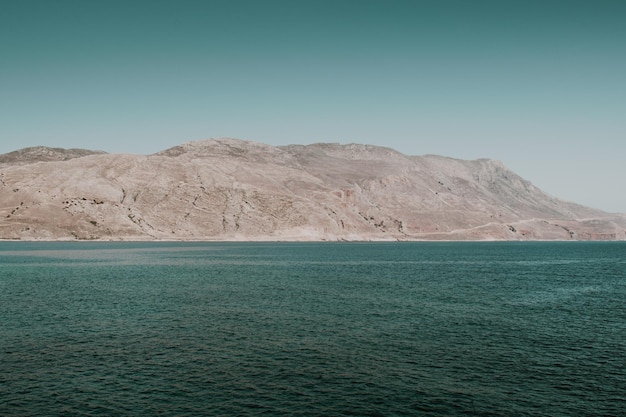 Schilderachtig uitzicht op de zee tegen een heldere blauwe hemel