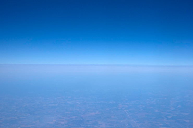 Foto schilderachtig uitzicht op de zee tegen een heldere blauwe hemel