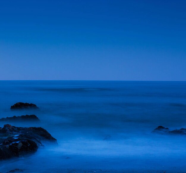 Foto schilderachtig uitzicht op de zee tegen een heldere blauwe lucht