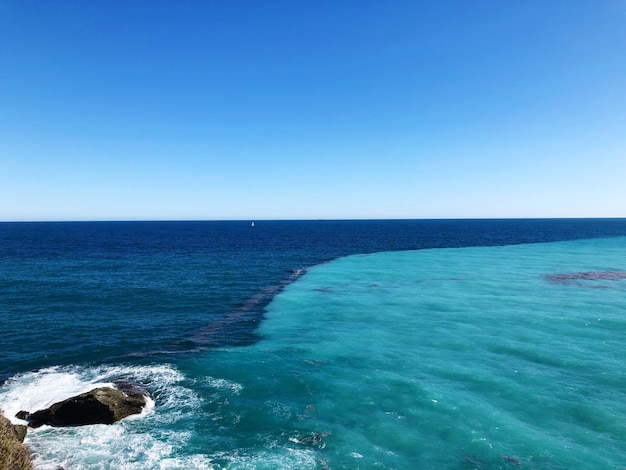 Foto schilderachtig uitzicht op de zee tegen een heldere blauwe lucht