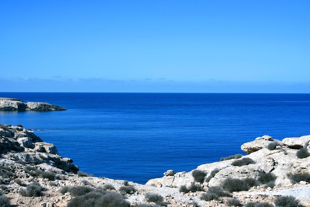 Foto schilderachtig uitzicht op de zee tegen een heldere blauwe lucht