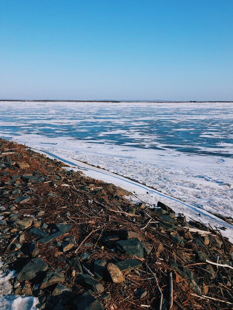 Schilderachtig uitzicht op de zee tegen een heldere blauwe lucht