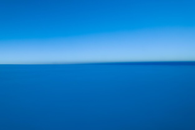 Foto schilderachtig uitzicht op de zee tegen een heldere blauwe lucht