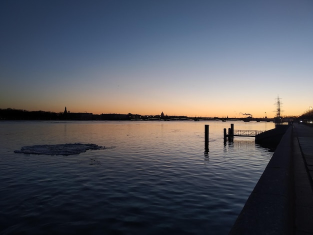 Foto schilderachtig uitzicht op de zee tegen een heldere hemel tijdens de zonsondergang