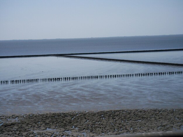 Foto schilderachtig uitzicht op de zee tegen een heldere hemel