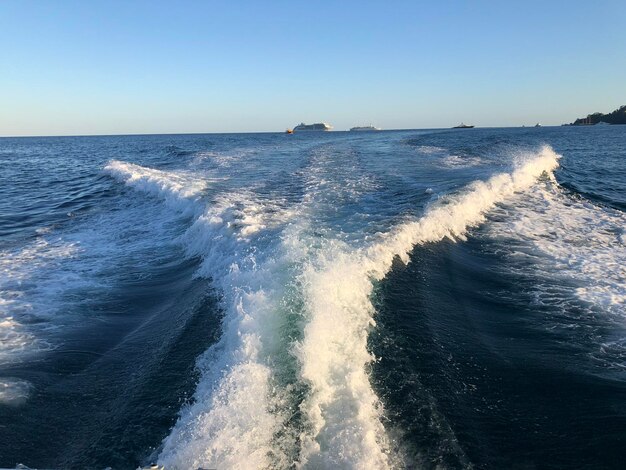 Foto schilderachtig uitzicht op de zee tegen een heldere hemel