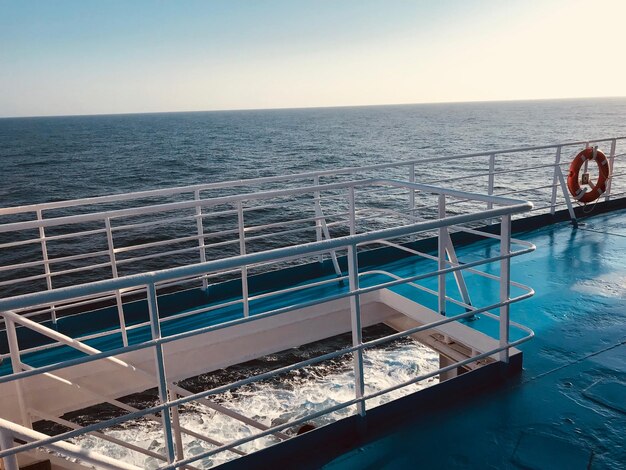 Foto schilderachtig uitzicht op de zee tegen een heldere hemel