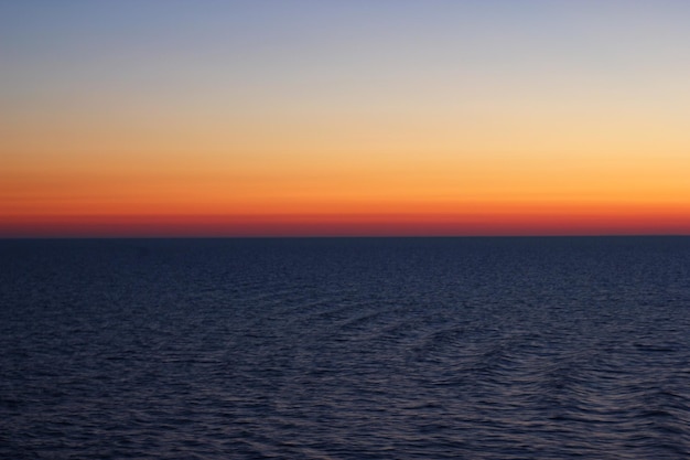 Foto schilderachtig uitzicht op de zee tegen een heldere lucht bij zonsondergang