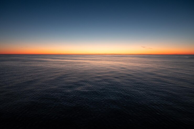 Foto schilderachtig uitzicht op de zee tegen een heldere lucht bij zonsondergang