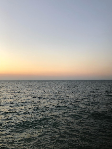 Schilderachtig uitzicht op de zee tegen een heldere lucht bij zonsondergang