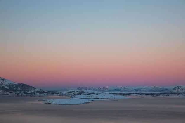 Schilderachtig uitzicht op de zee tegen een heldere lucht bij zonsondergang