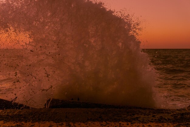 Foto schilderachtig uitzicht op de zee tegen een heldere lucht bij zonsondergang