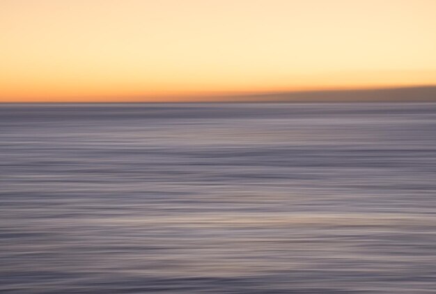 Foto schilderachtig uitzicht op de zee tegen een heldere lucht bij zonsondergang