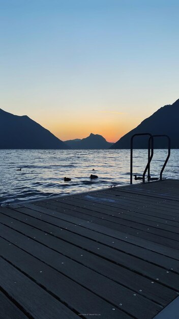 Foto schilderachtig uitzicht op de zee tegen een heldere lucht bij zonsondergang