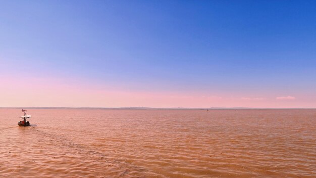 Foto schilderachtig uitzicht op de zee tegen een heldere lucht