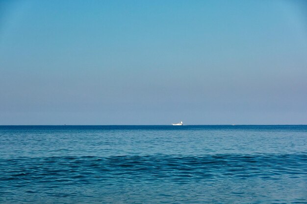 Foto schilderachtig uitzicht op de zee tegen een heldere lucht