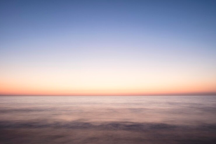 Foto schilderachtig uitzicht op de zee tegen een heldere lucht