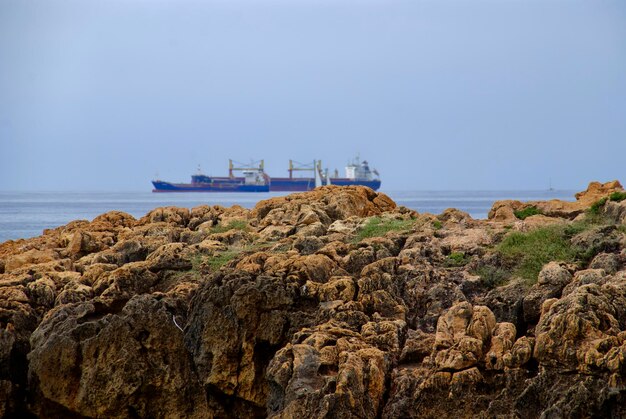 Foto schilderachtig uitzicht op de zee tegen een heldere lucht