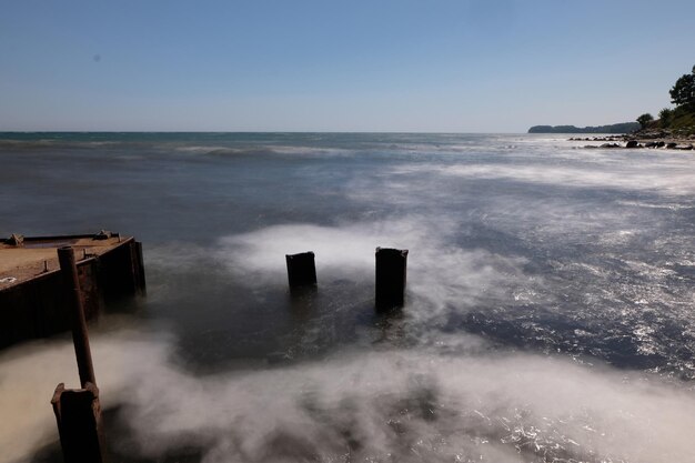 Schilderachtig uitzicht op de zee tegen een heldere lucht