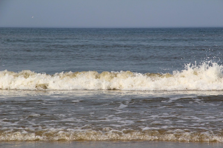 Foto schilderachtig uitzicht op de zee tegen een heldere lucht