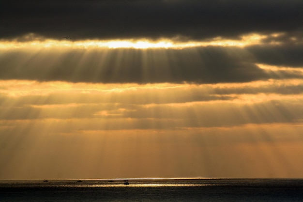 Schilderachtig uitzicht op de zee tegen een oranje hemel