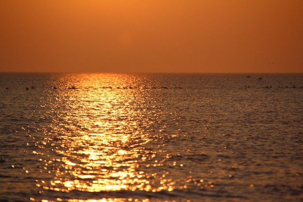 Foto schilderachtig uitzicht op de zee tegen een oranje hemel