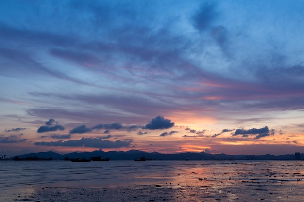 Schilderachtig uitzicht op de zee tegen een romantische hemel bij zonsondergang