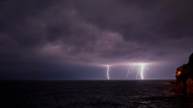 Schilderachtig uitzicht op de zee tegen stormwolken's nachts