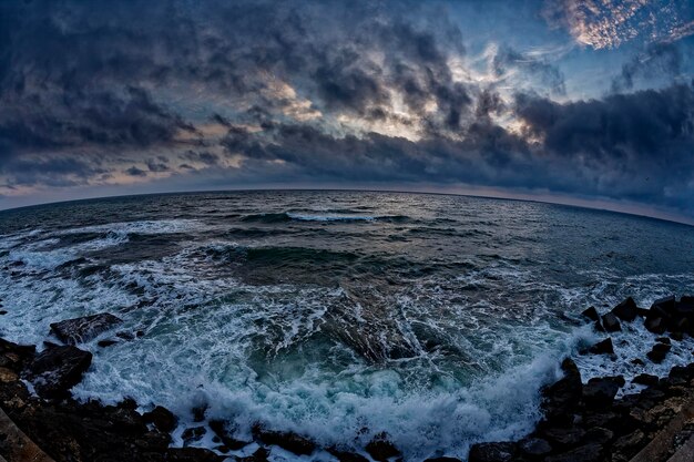 Foto schilderachtig uitzicht op de zee tegen stormwolken