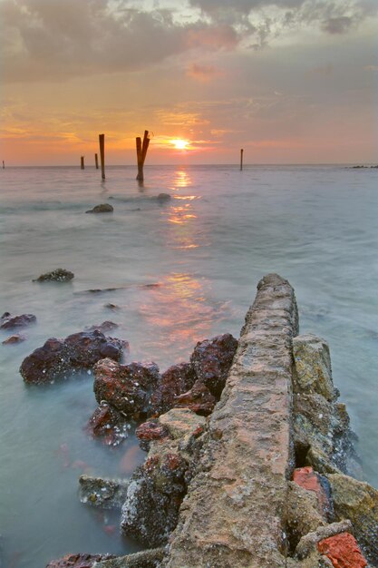 Foto schilderachtig uitzicht op de zonsondergang over de zee