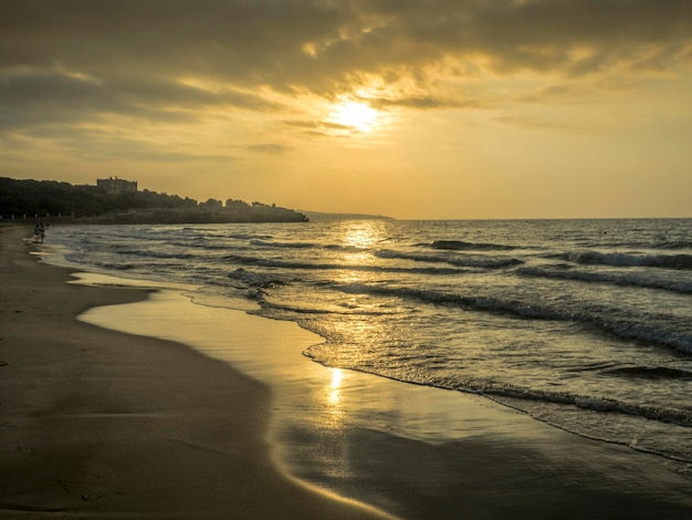 Schilderachtig uitzicht op de zonsondergang over de zee