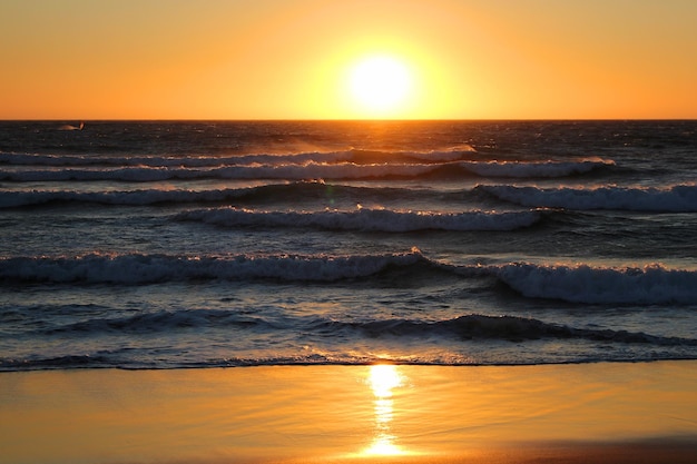 Schilderachtig uitzicht op de zonsondergang over de zee