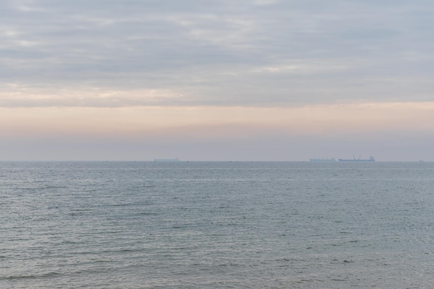 Schilderachtig uitzicht op de Zwarte Zee vanaf de kust van Odessa, bewolkte dag