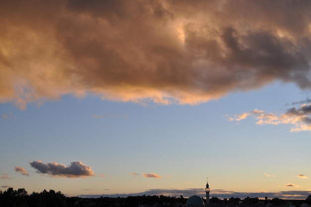 Foto schilderachtig uitzicht op dramatische hemel tijdens zonsondergang